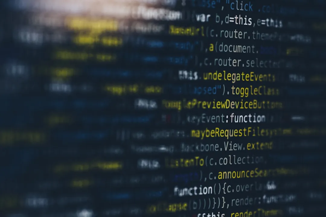 Bildschirm mit Programmcode – Symbol für IT-Systeme im Praxisalltag
